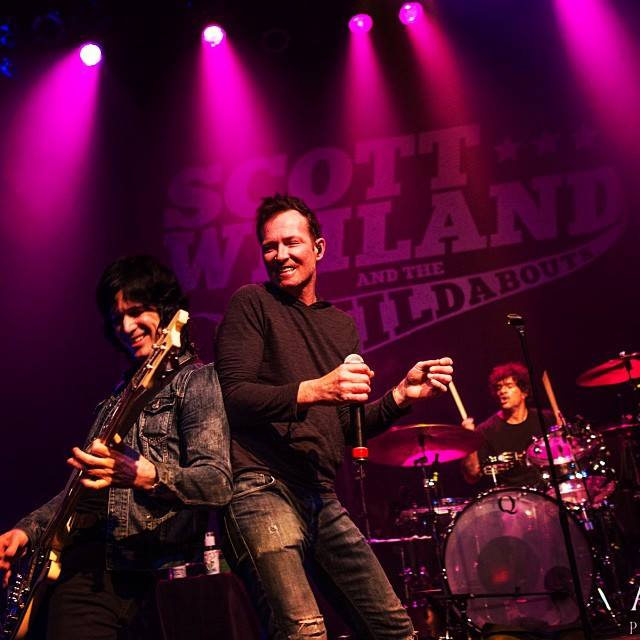 Scott Weiland foi vocalista do Stone Temple Pilots e Velvet Revolver, e estava em turnê com sua banda atual, a The Wildabouts