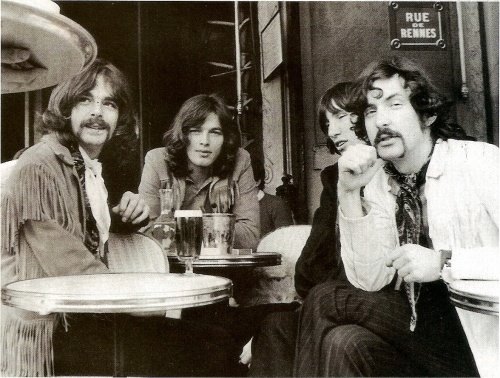 Roger Waters processou David Gilmour e Nick Mason nos anos 80, depois que ele saiu do Pink Floyd para focar em sua carreira solo. O motivo? Proibir Gilmour e Mason de continuarem usando o nome da banda