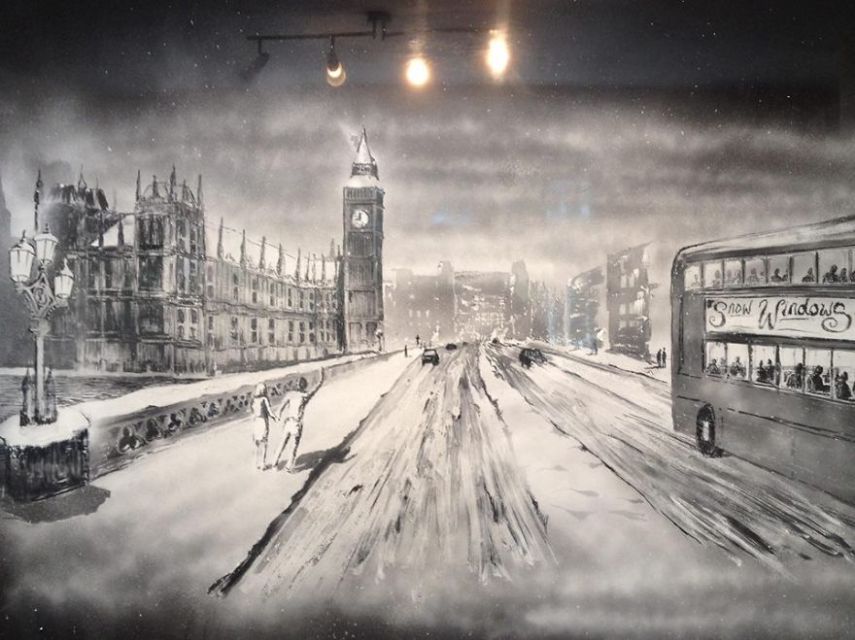 Tom Baker faz lindos desenhos em janelas usando spray de neve