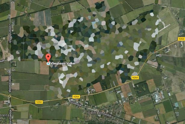 A base aérea de Volker é digitalmente alterada no Google Earth par anão revelar detalhes de suas estruturas. De acordo com o WikiLeaks, o motivo é a existência de armas nucleares no local, que também é usado pela força aérea holandesa para shows aéreos de demonstrações. A base aérea possui dois esquadrões de caças F-16 e 22 bombas nucleares que seriam dos Estados Unidos, posicionadas estratégicamente na Holanda durante a Guerra Fria.