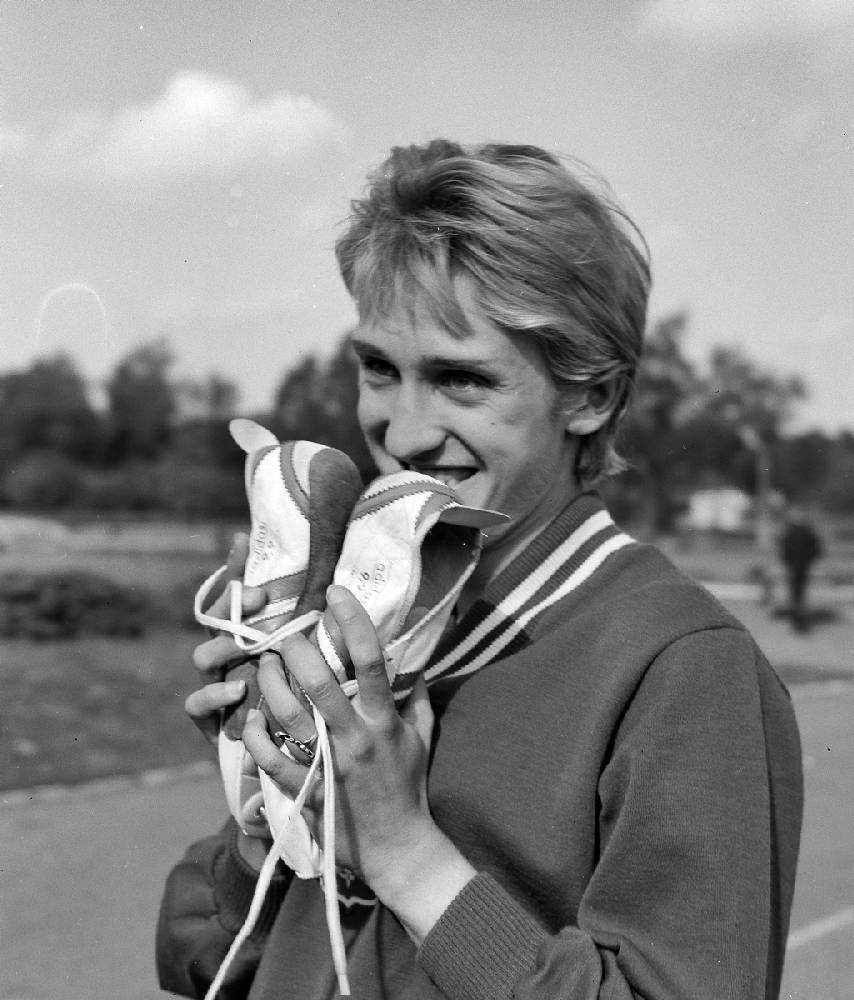 A medalhista Ewa Kłobukowska, da Polônia, teve todos os recordes batidos nos anos 1960 invalidados após um teste diagnosticar que ela possuía número de cromossomos masculinos acima da média para mulheres. O exame foi feito em 1967