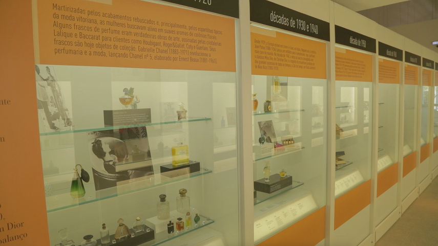 Pelas estantes é possível conhecer os cinco mil anos de história do perfume