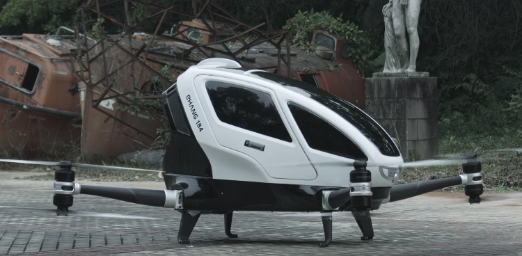 O Ehang 184 é um drone gigante com oito hélices distribuídas em quatro braços capaz de carregar uma pessoa até 100 kg durante uma viagem de até 23 minutos. Ele consegue atingir a velocidade de 100 km/h.
