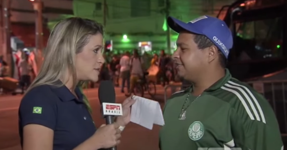 O torcedor palmeirense chamou os rivais são-paulinos de “bichas” e levou um toco da repórter da ESPN Brasil: “vamos modernizar esse pensamento”.