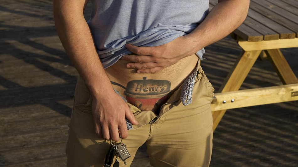 Un barbat si-a tatuat cuvantul „MINI” pe penis pentru a