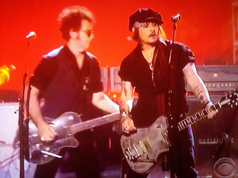 Para encerrar, o ator Johnny Depp e seu Hollywood Vampires fez uma homenagem a Lemmy, do Motörhead