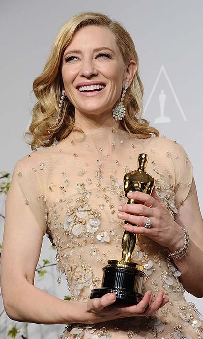  Cate Blanchett levou o Oscar de melhor atriz por 'Blue   Jasmine' em 2014. Para a cerimônia escolheu joias da   Chopard avaliadas em US$18 milhões (aproximadamente R$72   milhões). O conjunto era formado por um brinco maravilhoso   com 62 pedras opalas e ouro branco, além de bracelete e   anel feitos com diamantes marrons