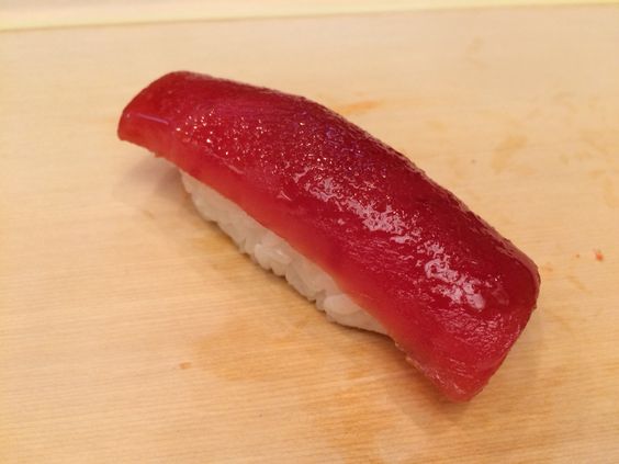 Conhecido também como atum de barbatana azul, sua carne chega a custar 2,6 mil dólares por quilo. É um peixe em extinção, e por isso seu preço é tão alto. O animal é muito utilizado para preparar sushi e sashimi