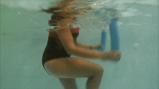 Atividade combina diferentes tipos de exercício na piscina em aulas de 45 minutos