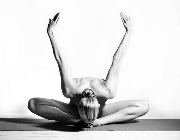 Modelo pratica yoga sem roupas