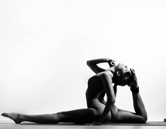 Modelo pratica yoga sem roupas