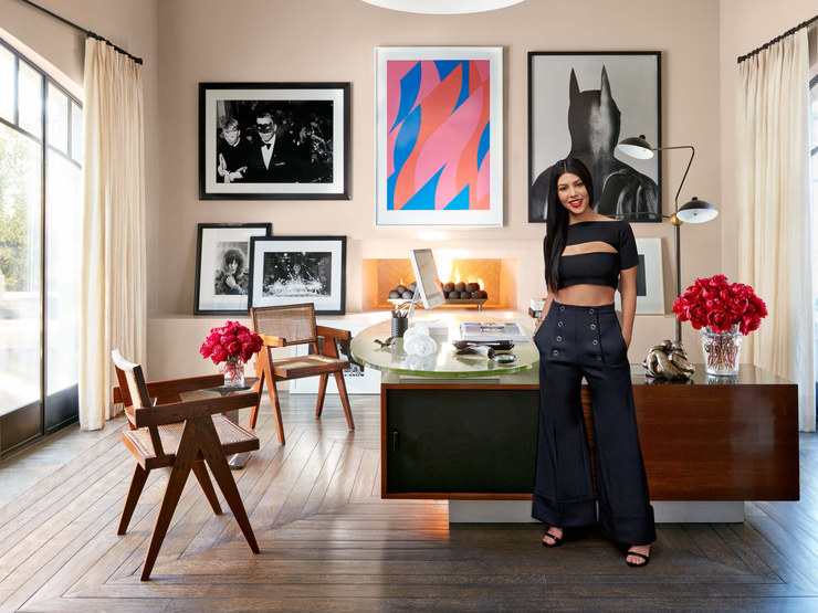 Kourtney Kardashian no escritório de sua casa. O espaço é decorado com móveis vintage