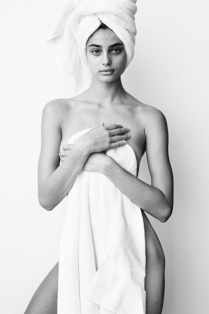 A modelo Taylor Hill no projeto Série da Toalha, do fotógrafo Mario Testino