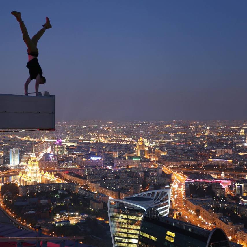 O fotógrafo russo adora brincar com o perigo. No alto dos prédios, ele faz acrobacias e se equilibra na ponta dos pés
