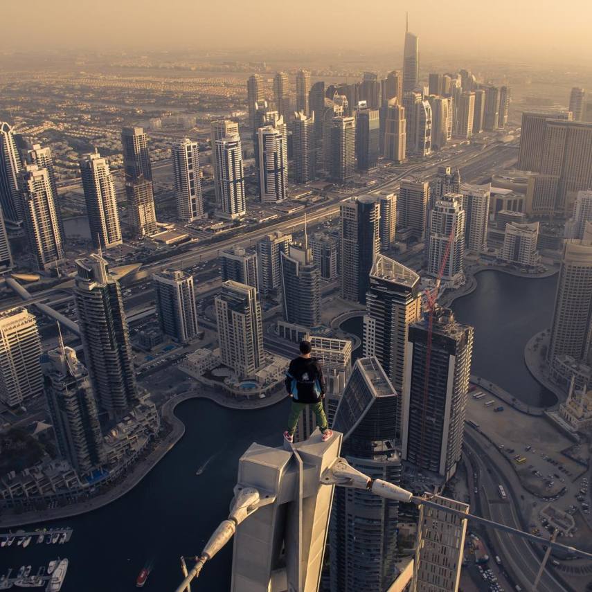 O fotógrafo russo adora brincar com o perigo. No alto dos prédios, ele faz acrobacias e se equilibra na ponta dos pés