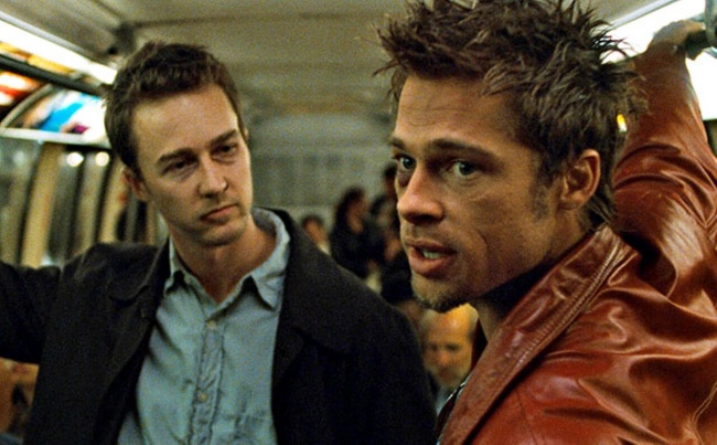 Em '' Clube da Luta '', a dupla Edward Norton e Brad Pitt está brilhante e rouba o show. A trilha sonora ajuda a desenvolver a história