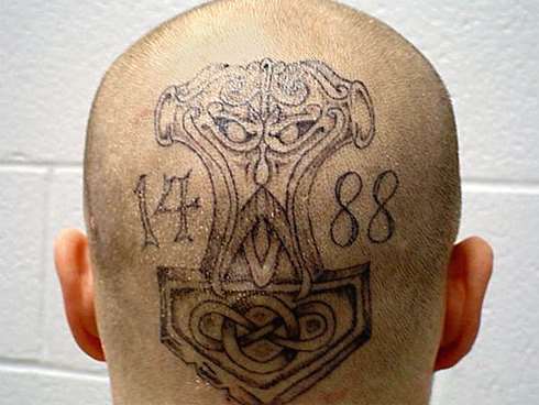 Segundo a SSP-BA, os dois números tatuados estão ligados a uma das facções neonazistas mais agressivas. O número oito é uma referência à letra “H”, e a tatuagem faz referência ao termo: Heil Hitler