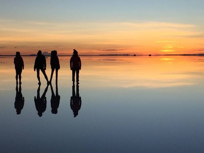 Com mais de 10 mil quilômetros quadrados, o Salar de Uyuni é a maior planície de sal do mundo e se tornou um disputado destino turístico no sudoeste da Bolívia, próximo da fronteira do Chile e da Cordilheira dos Andes.  Seu incrível nivelamento - a variação de altitude em toda a área é de no máximo um metro - foi resultado de milhares de anos de transformações de uma área tomada por lagos pré-históricos em um passado distante.  Quando começa o verão, o deserto de sal fica coberto de água, transformando-o em um imenso lago com profundidade média de 30 cm. São nestes locais mais rasos que o deserto se transforma em um imenso espelho d'água, onde o horizonte de confunde com o céu.  Este fenômeno é um prato cheio para os turistas, que aproveitam o reflexo da água e a vastidão do local para fazer fotos criativas.
