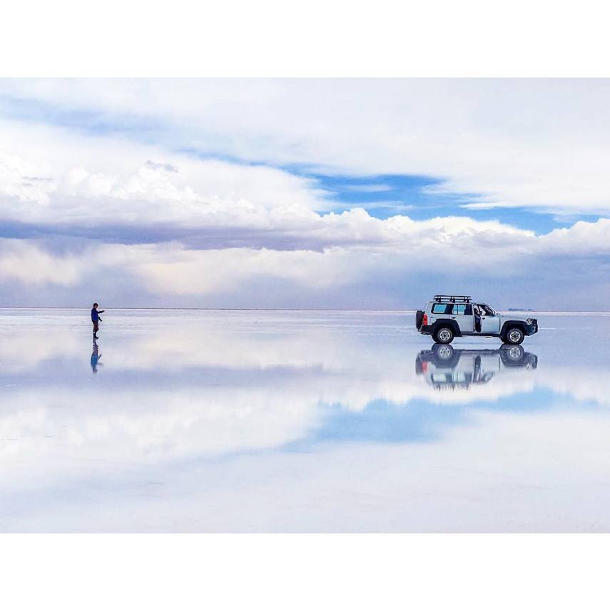 Com mais de 10 mil quilômetros quadrados, o Salar de Uyuni é a maior planície de sal do mundo e se tornou um disputado destino turístico no sudoeste da Bolívia, próximo da fronteira do Chile e da Cordilheira dos Andes.  Seu incrível nivelamento - a variação de altitude em toda a área é de no máximo um metro - foi resultado de milhares de anos de transformações de uma área tomada por lagos pré-históricos em um passado distante.  Quando começa o verão, o deserto de sal fica coberto de água, transformando-o em um imenso lago com profundidade média de 30 cm. São nestes locais mais rasos que o deserto se transforma em um imenso espelho d'água, onde o horizonte de confunde com o céu.  Este fenômeno é um prato cheio para os turistas, que aproveitam o reflexo da água e a vastidão do local para fazer fotos criativas.