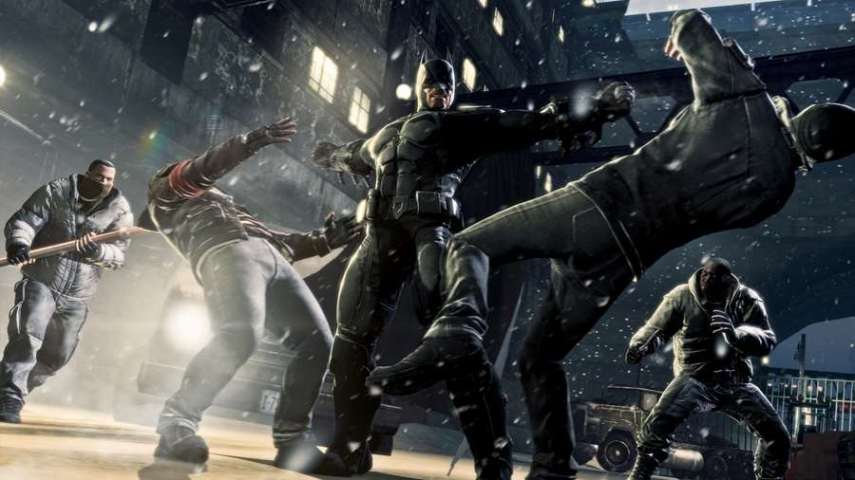 Há uma cena em especial onde Batman luta contra vários capangas onde é nítida a inspiração na série de games Arkham. Há menos coreografias e muito mais golpes brutais.