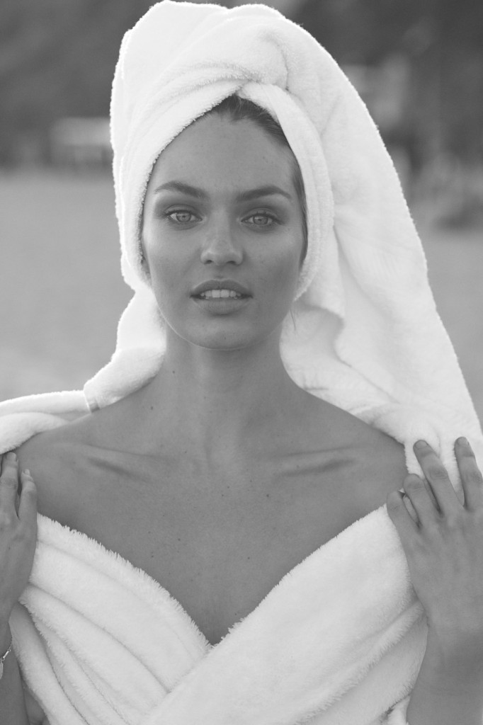 A modelo Candice Swanepoel no projeto Série da Toalha, do fotógrafo Mario Testino