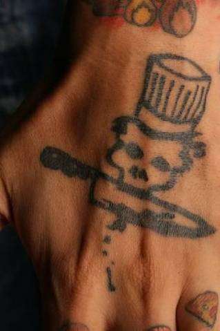 De acordo com a SSP-BA, um criminoso com a tatuagem que combina caveira e punhal é um membro respeitado no mundo do crime, geralmente ligado a homicídio e assassinato de policiais