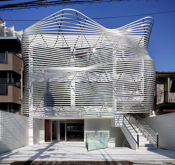 Esta galeria de arte fica em Tóquio, no Japão, e foi ideia do arquiteto Yoshihiro Amano. A estrutura é cercada por fitas de aço manipuladas para causarem o mesmo efeito do movimento de roupas no varal. O que você acha?