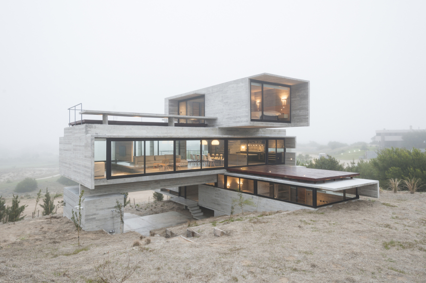Esta casa fica na praia Partido de La Costa, a 300 km de Buenos Aires, na Argentina. Criada por Luciano Kruk, foi construída no alto de uma duna inteiramente em concreto aparente nos três andares