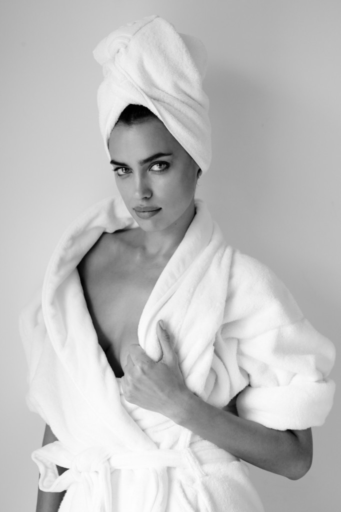 A modelo Irina Shayk no projeto Série da Toalha, do fotógrafo Mario Testino