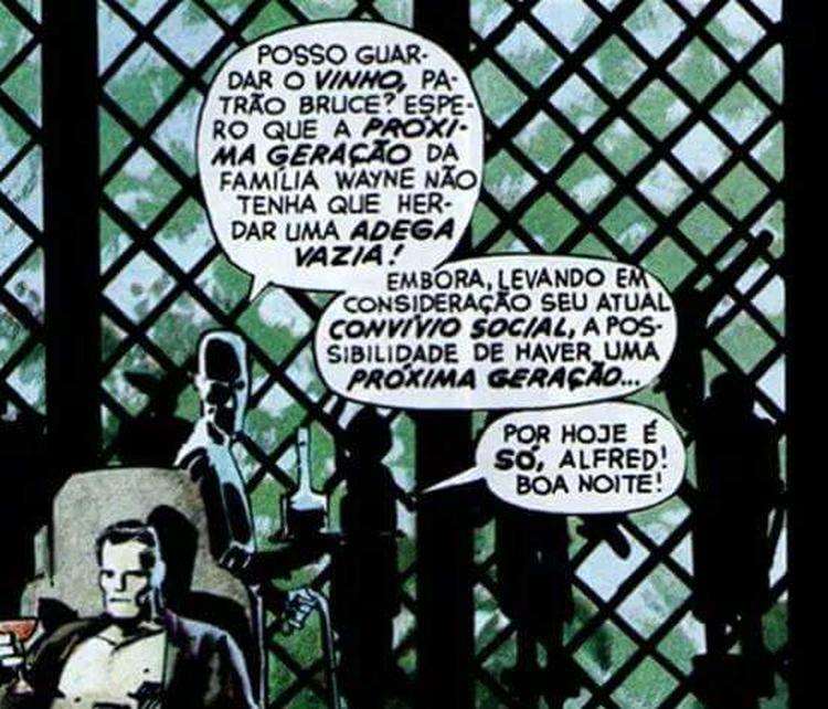 Há inúmeras falas e referências dos quadrinhos de Frank Miller (ele mesmo disse que não assistirá ao filme). Nesta cena, a reprodução de Alfred alfinetando Bruce é idêntica.