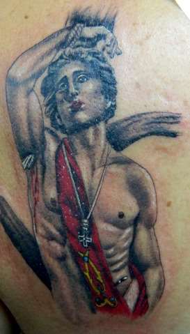 É uma tatuagem que, na cadeia, presos que cometeram crime sexual são obrigados a fazer, de acordo com a SSP-BA