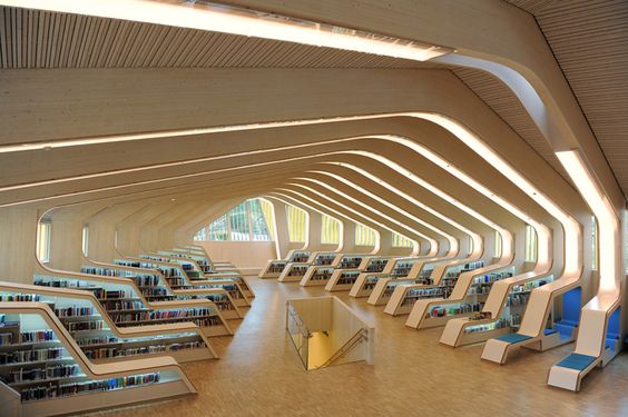 Localizada na cidade de Vennesla, na Noruega, esta biblioteca pública e centro cultural foi construída pelo escritório de design Helen & Hard. A fachada com placas espaçadas permite ver o interior e, lá dentro, as estantes e poltronas têm formas ultra modernas