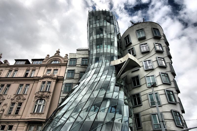 Este prédio de escritórios fica em Praga, na República Tcheca. É obra dos arquitetos Vlado Milunić e Frank Gehry e, desde 1996, é um dos principais pontos turísticos da cidade justamente pelo formato