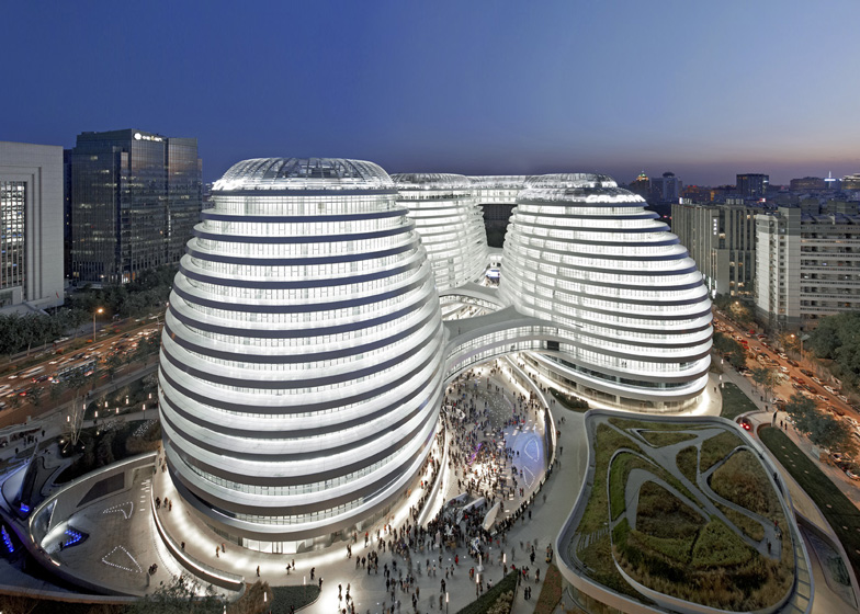 O prédio é um dos três complexos de escritórios criados por Zaha Hadid, arquiteta mais premiada e celebrada da atualidade, na China. No coração de Pequim são mais de 340 mil m² com cinco prédios interligados por passarelas. O topo tem bares e restaurantes, enquanto escritórios, residenciais e complexos culturais dvidem espaços nos outros andares.