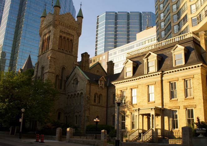 A série da NBC se passa em Baltimore, nos Estados Unidos, mas na verdade o prédio do escritório do Dr. Hannibal Lector fica em Toronto e é uma construção anexa à igreja St. Andrews
