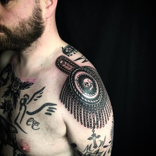 Existem gangues que usam estas tatuagens para simbolizar a lealdade ou puramente por superstição. Essas tatuagens são altamente codificados e muitas vezes eles contam uma história na vida criminal.
