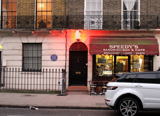 A fachada do icônico apartamento de Sherlock Holmes fica na North Gower Street, 187, em Londres. E, como na série, fica no mesmo prédio do Speedy's Café, que agora é famoso por causa da série. E, se der sorte, você pode até encontrar os protagonistas Benedict Cumberbatch  Martin Freeman filmando algumas cenas por lá. Já imaginou?