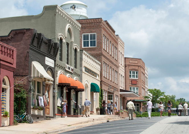 A rua principal da cidade de Senoia, na Georgia, nos Estados Unidos, foi o local de inspiração e gravação das cenas na fictícia cidade de Woodbury na série de zumbis