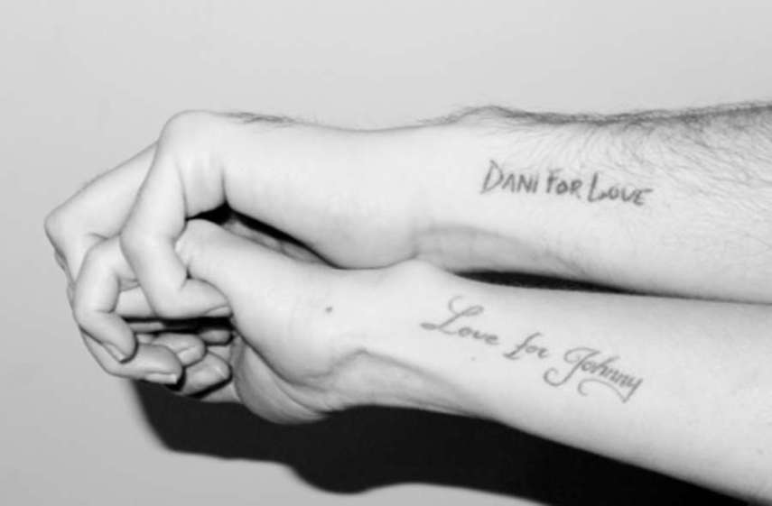 Danielle Winits e Jonatas Faro tiveram um casamento relâmpago de 3 meses. No auge do relacionamento, fizeram tatuagens por amor. Quem fotografou a paixão do casal foi o   badalado fotógrafo Terry Richardson. Arrependidos, os atores já cobriram as tattoos.