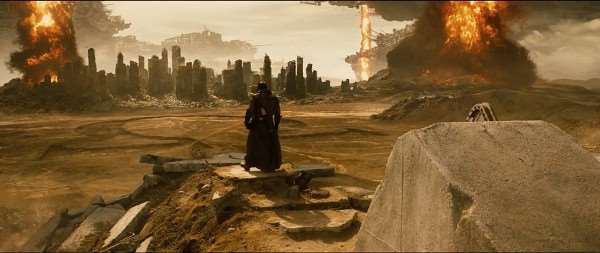 Quando está no deserto, Batman vê muita destruição e o símbolo Ômega na terra. Justamente o sinal de Darkseid, que foi mostrado recentemente em uma cena deletada do filme.