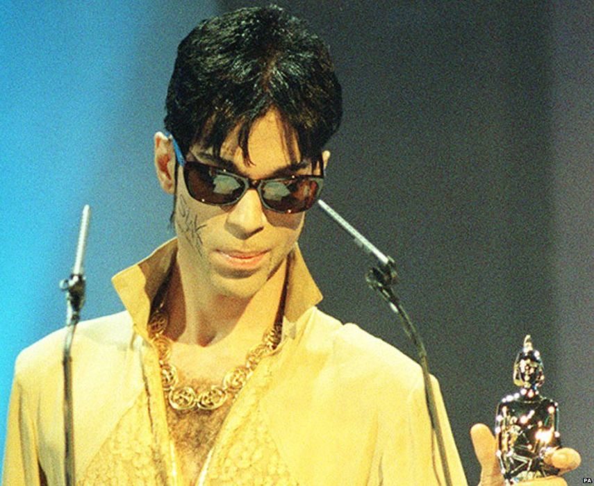 Teve uma época que Prince só aparecia em público com a palavra Slave, escravo em português, escrita no rosto. A atitude era um protesto contra a indústria da música. 