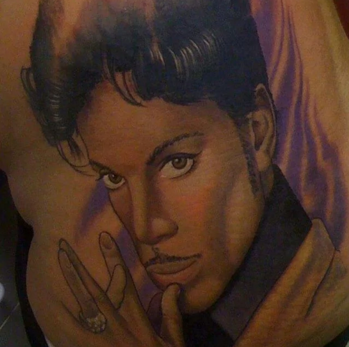 Prince foi encontrado morto na última quinta-feira (21), aos 57 anos de idade. O músico que atravessou sua carreira fazendo hits e ganhando fãs com shows incríveis, ficou eternizado na pele de diversos de seus seguidores que o homenagearam com tatuagens.