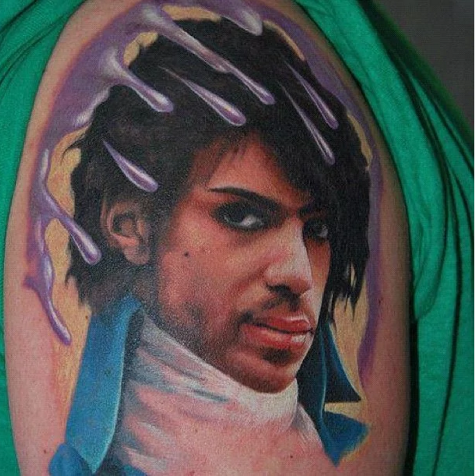 Prince foi encontrado morto na última quinta-feira (21), aos 57 anos de idade. O músico que atravessou sua carreira fazendo hits e ganhando fãs com shows incríveis, ficou eternizado na pele de diversos de seus seguidores que o homenagearam com tatuagens.