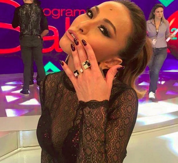Sabrina Sato fez parte do balé do Faustão em 1999. Em 2003, a japa entrou na casa do Big Brother Brasil. Depois de participar do  reality, Sabrina integrou o elenco do 'Pânico', até ganhar seu próprio programa na TV Record.