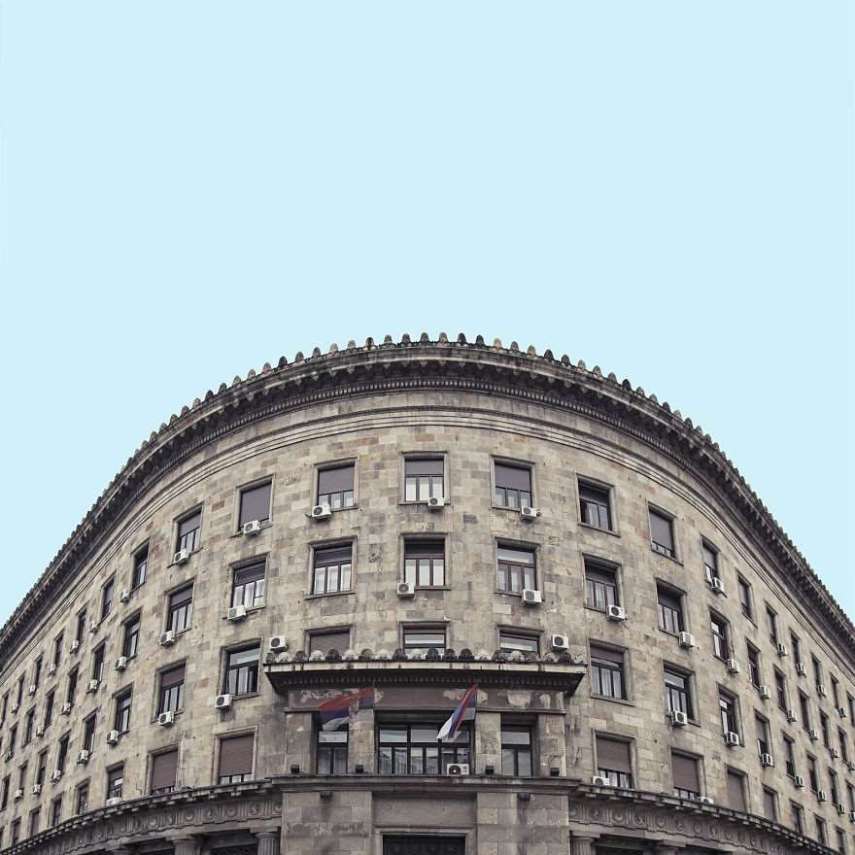 A arquitetura da metade do século XX de países que tiveram dominação do regime socialista neste período fascina diversos fotógrafos. Esse foi o caso de Mirko Nahmijas, autor da série Minimal Belgrade, que mostra essa arquitetura futurista da capital da Sérvia, Belgrado.  