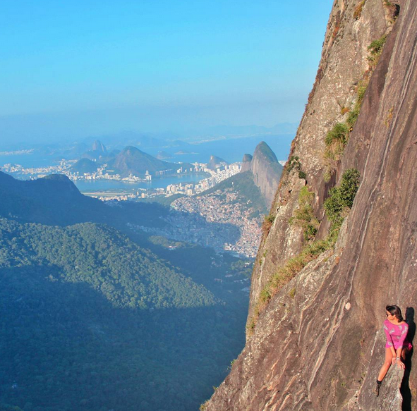 Turistas se arriscam por cliques inacreditáveis no ponto turístico do Rio de Janeiro. Site americano chamou o passeio de 