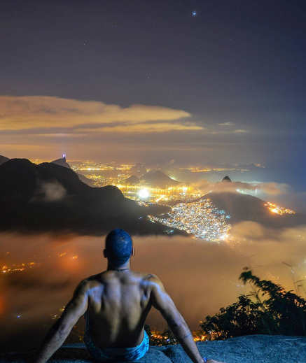 Turistas se arriscam por cliques inacreditáveis no ponto turístico do Rio de Janeiro. Site americano chamou o passeio de 