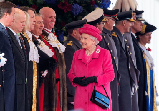 A rainha Elizabeth II tem nada menos que 200 bolsas praticamente iguais da mesma grife, a Launer London