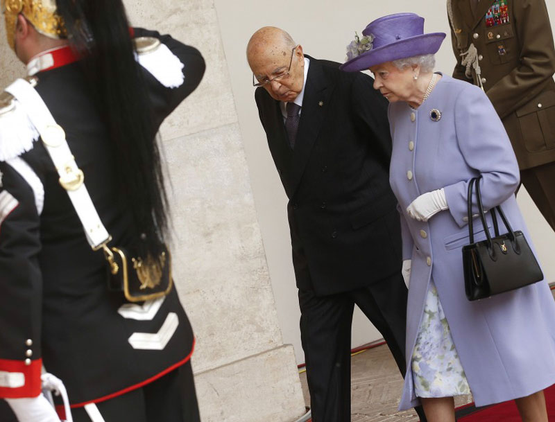 A rainha Elizabeth II tem nada menos que 200 bolsas praticamente iguais da mesma grife, a Launer London