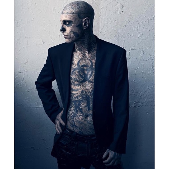 Com o corpo inteiro tatuado, Rick Genest, o Zombie Boy, é a maior prova de que é possível chegar onde se quer independente da aparência. Por onde passa, o cara atrai os olhares de todo mundo